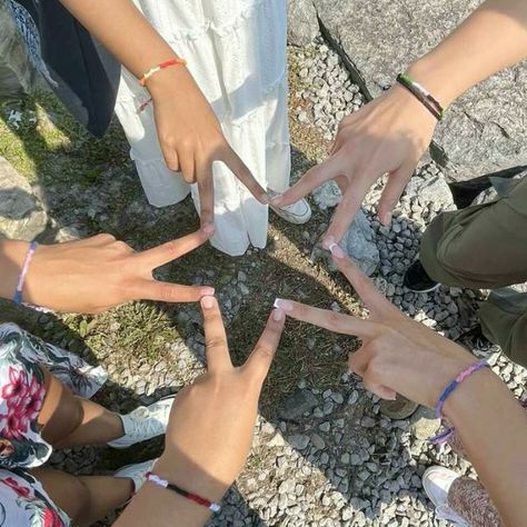 Star Hand Pose, Five People Friend Group, Five Best Friends Aesthetic, Group Of 5 Photo Ideas, Friend Group Bracelets, Group Chat Profile Pictures For 4 People, Group Of 4 Photo Ideas, Anime Friend Group Aesthetic, Group Bracelets Ideas