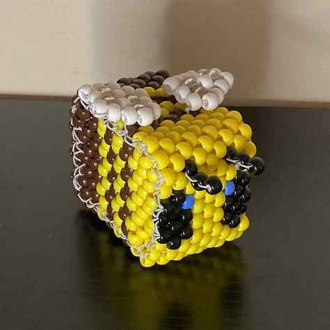 3d Kandi Animals, Kandi Inspiration Pony Beads, Halloween Kandi Patterns, Bee Kandi, Diy Scene Accessories, Kandi Bead Patterns, Kandi Glove, Minecraft Kandi, Kirby Kandi