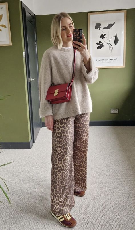 Leopard Jeans Outfit Winter, Leopard Fall Outfit, Leopard Trousers Outfit Street Styles, How To Style Leopard Print Jeans, Style Leopard Pants, White Jean Outfits, Leopard Blouse Outfit, Leopard Print Tennis Shoes, Leo Outfits