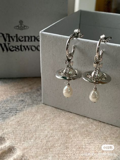 Vivienne Westwood Jewellery, Shoe Nails, Jewelry Lookbook, Fancy Jewelry, Jewellery Accessories, Dream Jewelry, Summer Jewelry, Pretty Jewellery, Ear Jewelry