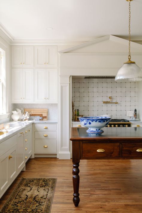 Classic Carrara Marble Counters in a Traditional Kitchen - The Makerista Timeless Tile Backsplash, 14x14 Kitchen Layout, Kitchen Remodel Classic, Traditional Southern Kitchen, Wyoming Farmhouse, Memphis Kitchen, Traditional Modern Kitchen, Nancy Meyers Kitchen, English Country Kitchen