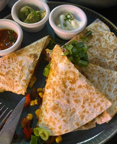 Quesadillas Aesthetic, Quesadilla Aesthetic, Abc Dates, Cheese Quesadillas, Birthday 24, Vegetarian Quesadilla, Food Therapy, Quesadillas, Holy Grail