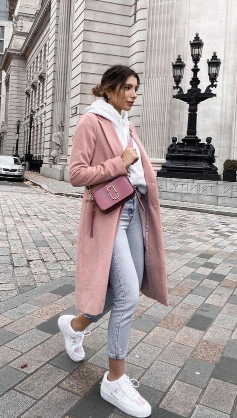 Pink Airforce Outfit, Winter Outfits Pink Coat, Winter European Fashion, Pink Winter Coat Outfit, Pink Coat Outfit Classy, Outfit Rosa Invierno, European Autumn Outfits, Pink Coat Street Style, European Winter Outfits