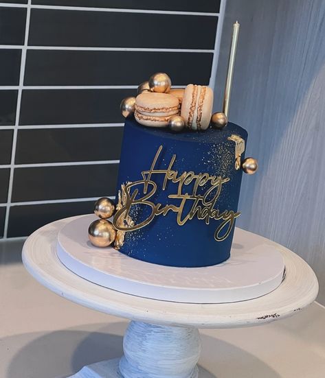 Mini cake for Him! Here’s a little inspiration for a masculine design, mini cakes are that perfect gift for any intimate celebration Cake drum • @cakebonofficial 8” Food gel • @chefmaster Smoother • @sweet_escape001 Everything else! • @heb . . . . . . . . . . #cakedecorating #cakedesign #cakes #cakesofinstagram #cakeart #cakedecorator #cakecakecake #cakestyle #cakelover #cakelove #baker #bakery #fondant #fondantcakes #fondantart #fondantdecoration #sanantonio #sanantoniocakes #sanant... Birthday Cake Ideas For Men, Cake For Him, Cake Design For Men, Elegant Birthday Cakes, Birthday Cakes For Men, Creative Birthday Cakes, Masculine Design, Creative Birthday, Celebration Cake