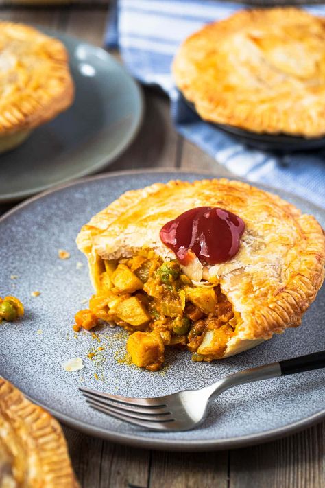 Curried Vegetable Pie, Vegetarian Curry Pie, Vegetarian Pies Savoury, Savoury Pie Recipes, Savory Pie Filling, Vegetarian Pie Filling, Pie Recipes Savory, Curry Pie Recipe, Curry Pies