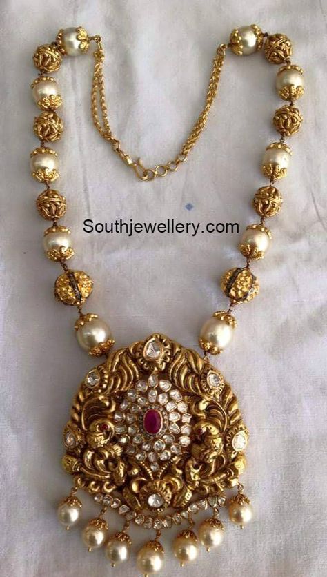 Nakshi Balls Mala, south sea pearls Gold Pearl Jewelry, Pearl Jewelry Design, Gold Jewelry Simple Necklace, Jewellery Wedding, Pearl Necklace Designs, Gold Necklace Indian Bridal Jewelry, Antique Jewelry Indian, Gold Pendant Jewelry, Black Beaded Jewelry