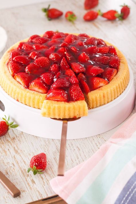 A strawberry tart with a light sponge base. This Simple Strawberry Flan recipe is super quick and easy but such a beautiful treat. Fruit Custard Tart, Strawberry Flan, Fruit Flan, Chocolate Hot Cross Buns, Custard Tarts Recipe, Chocolate Caramel Slice, Flan Cake, Salted Caramel Cheesecake, Strawberry Tart