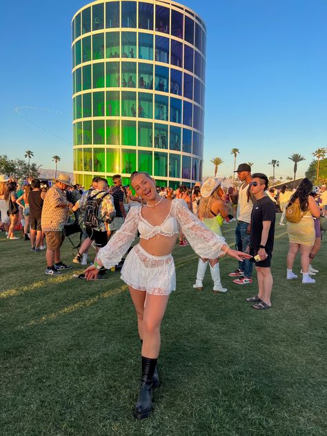 Rave Outfits With Sleeves, Coachella Outfits 2022, Coachella Outfit 2023 Plus Size, Festival Outfits Simple, Music Festival Outfits Indie, Coachella Pink Outfit, 2023 Coachella Outfits, Coachella Looks Plus Size, Coachella Inspo 2023