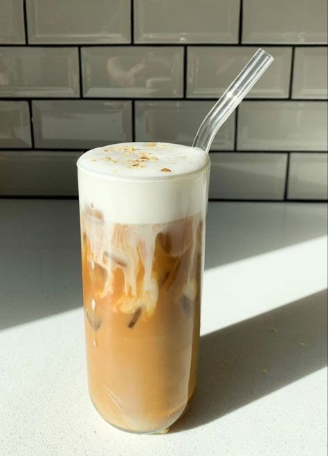 Ice Latte Aesthetic, Iced Coffee Aesthetic Instagram, Vanilla Latte Aesthetic, Iced Coffee Photography, Iced Latte Aesthetic, At Home Iced Coffee, Home Iced Coffee, Aesthetic Iced Coffee, Iced Vanilla Latte