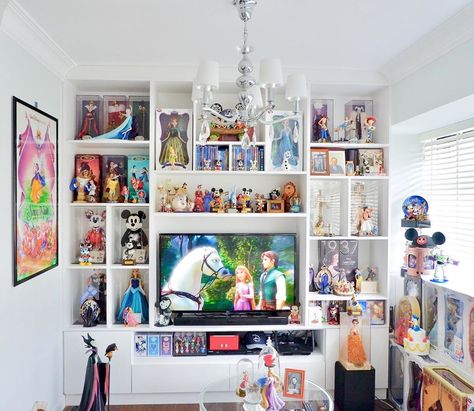 Magical home Toy Collector Room Ideas, Collector Room Ideas, Disneyland Bedroom, Collector Room, Collectors Room Ideas, Disney Decor Bedroom, Disney Office, Casa Disney, Deco Disney