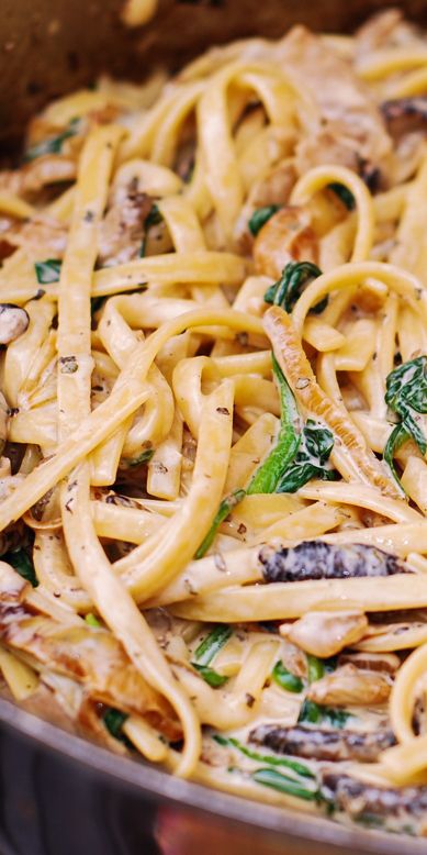 Creamy Mushroom and Spinach Pasta with Caramelized Onions Creamy Mushroom Pasta Sauce, Creamy Mushroom Pasta, Spinach Pasta, Mushroom Pasta, Fettuccine Alfredo, Perfect Pasta, Tasty Pasta, Spinach Recipes, Spinach Stuffed Mushrooms