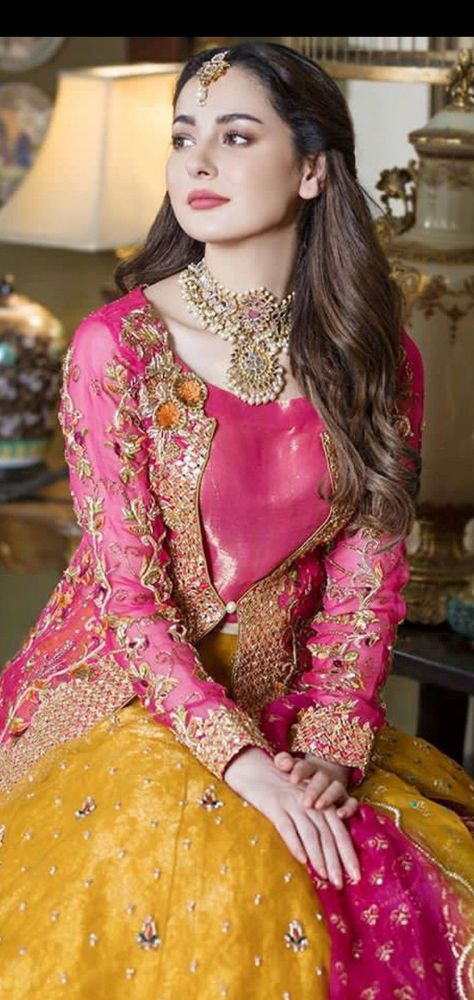 Mehndi Outfits For Bride, Bridal Dresses 2022, Wedding Dresses Red, Pakistani Mehndi Dress, Mehndi Outfits, Desi Wedding Dresses, Hania Amir, Bridal Dresses Pakistan, Pakistani Wedding Outfits