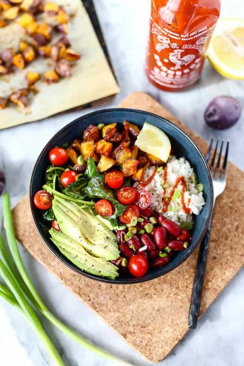 Recipes With Kidney Beans, Nourish Bowl, Fluffy Rice, White Kidney Beans, Kale And Spinach, Lunch Bowl, Fresh Avocado, Eat Lunch, Plant Based Nutrition