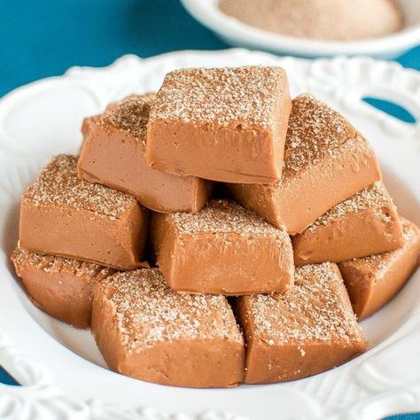 This Easy Cinnamon Snickerdoodle Fudge is the perfect recipe for you if you think you can't make fudge. Creamy, no fail, and tastes like a snickerdoodle! Snickerdoodle Fudge, Best Fudge Recipe, Xmas Goodies, Easy Fudge, Peppermint Fudge, Walnut Fudge, Microwave Fudge, Delicious Christmas Desserts, Christmas Fudge