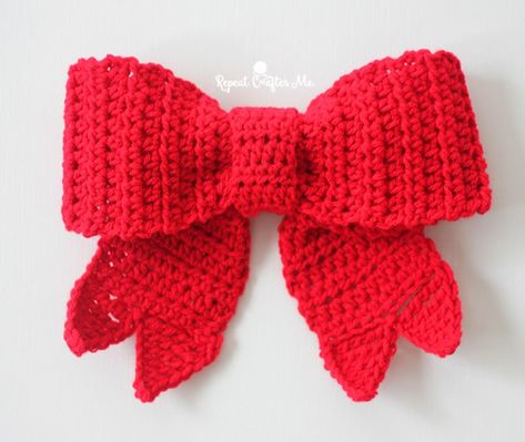 Big Red Bows make festive decor during the holiday season and now you can crochet one! Hang it on your door, wreath, tree, packages, and more! I’ve written out a simple pattern but included a little video tutorial to show a few of the steps that might be confusing (like the standing stitches and how … Crochet Bow Pattern, Crochet Christmas Wreath, Crochet Wreath, Repeat Crafter Me, Crochet Birds, Crochet Bows, Crochet Christmas Trees, Crochet Christmas Decorations, Holiday Crochet