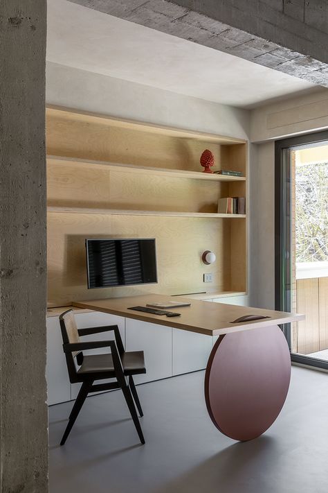 Should your desk face the window? Designers decide | Livingetc Light Oak Desk, Chic Desk, Marble Desk, Office Images, Minimal Furniture, Oak Desk, Built In Bookcase, Minimalist Architecture, Bespoke Furniture