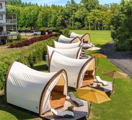 Luxury Camping Tents, Rooftop Restaurant Design, Hostels Design, Glamping Tent, Urban Design Concept, Outdoor Luxury, Glamping Resorts, Go Glamping, Luxury Glamping