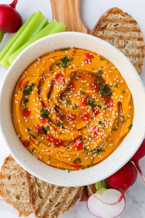 Sriracha Carrots, Carrot Hummus Recipe, Sriracha Hummus, Roasted Carrot Hummus, Carrot Hummus, Hummus Salad, Chickpea Hummus, White Bean Recipes, Spicy Carrots