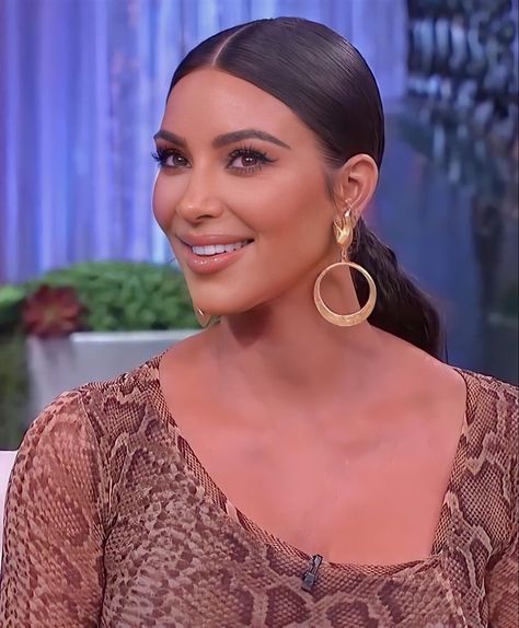 Kim Kardashian High Ponytail, Middle Part Hair, Kardashian Collection, Kardashian Makeup, Kim Kardashian Makeup, Part Hair, Glow Hair, Kim Kardashian Outfits, Middle Part Hairstyles