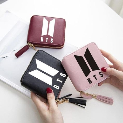 BTS $521,10 Printed Mini Wallet Mochila Kpop, Bts Bag, Army Accessories, Bts Clothing, Short Zipper, Bts 2018, Korean Kpop, Kpop Merchandise, Kpop Style