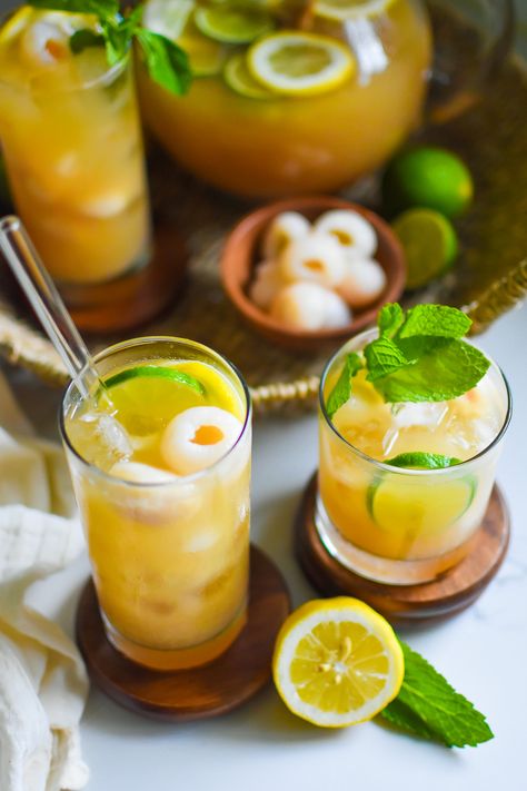 The Best Lychee Iced Tea Lychee Iced Tea, Flavored Iced Tea Recipes, Lychee Tea, Green Tea Drinks, Iced Tea Recipe, Lychee Martini, Ginger Lemonade, Lychee Fruit, Iced Green Tea