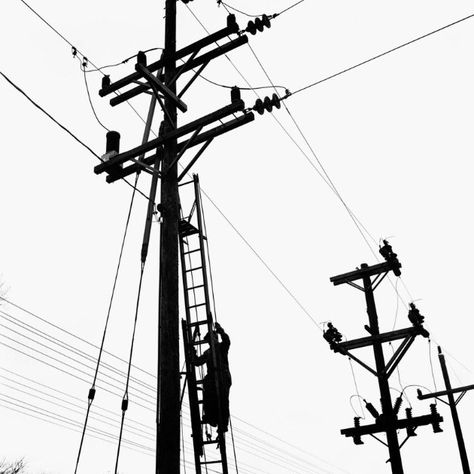 vivianmaier Lighting Overlays, Worms Eye View, Vivian Maier, Power Lines, Black And White Photograph, Cover Art Design, Art Corner, Famous Photographers, Wonderful Picture