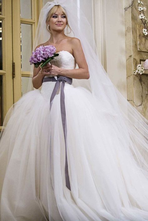 Kate Hudson wearing Vera Wang wedding dress in Bride Wars Bride Wars Wedding Dress, Wedding Dress Film, Kate Wedding Dress, Turkish Wedding Dress, Movie Wedding Dresses, Vera Wang Wedding Dress, Bride Wars, Wedding Decorating, Celebrity Bride