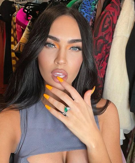 From Jennifer Lopez to Megan Fox: The most surprising celebrity engagement rings | Society | EL PAÍS English Edition Ap Literature, Megan Denise Fox, Brian Austin Green, Fun Nail Colors, Celebrity Nails, Looks Pinterest, Spring Nail Trends, Fall Makeup Looks, Jennifer's Body