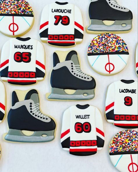 Ice Hockey Cookies Decorated, Hockey Cookies Royal Icing, The Great One Hockey Birthday Theme, Hockey Puck Cookies, Hockey Themed Cookies, Hockey Cupcakes Ideas, Ice Hockey Party, Ice Hockey Cake, Hockey Cookies Decorated