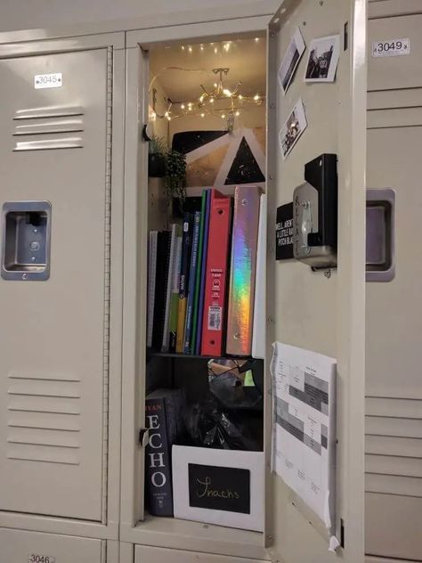 8 Cute Locker Decor Ideas You'll Want To Copy This School Year Highschool Locker Ideas Aesthetic, Aesthetic Locker Decor, Cute Locker Ideas, Ryen Trevarrow, School Locker Organization, Middle School Lockers, School Locker Decorations, High School Lockers, Locker Ideas