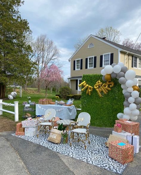 drive-by baby shower Drive By Baby Shower Ideas, Simple Bridal Shower Decorations, Bridal Shower Decorations Elegant, Backyard Bridal Showers, Outdoor Bridal Showers, Bridal Shower Decorations Diy, Simple Bridal Shower, Outdoor Baby Shower, White Bridal Shower