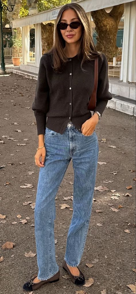 STREET STYLE 2024 FALL Casual Outfit With Cardigan, Fall Style California, Casual Street Style 2024 Fall, Modern Authentic Style, Fall In California Outfits, 2024 Fall Street Style, Warm Weather Thanksgiving Outfit, Chic Winter Outfits Street Style, Outfit Inspo Fall Street Fashion 2024