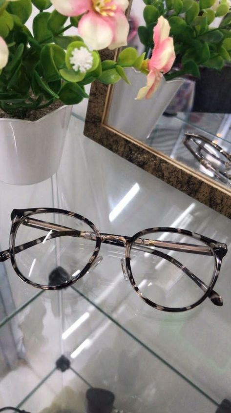 Glasses Women Fashion Eyeglasses, Cute Glasses Frames, Classy Glasses, Glasses Frames Trendy, Fancy Glasses, Glasses Inspiration, Glasses For Your Face Shape, Glasses Trends, Womens Glasses Frames