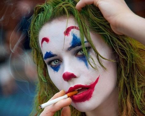 Aesthetic Dpz, Female Joker, Joker Images, Assassins Creed Art, Spooky Costumes, Joker Wallpapers, Unique Halloween Costumes, Clown Makeup, Unique Halloween