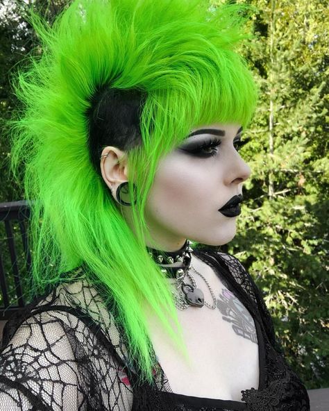 2,949 Likes, 21 Comments - Dre Ronayne 💚 (@dreronayne) on Instagram: “Deathhawk 2021 vs 2011 🤘” Mohawk Women, Dre Ronayne, Punk Rock Hair, Rocker Hair, Mohawks, Goth Hair, Dyed Hair Inspiration, Mohawk Hairstyles, Punk Hair