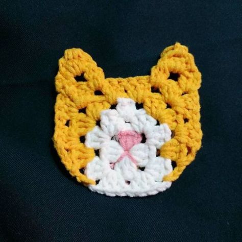 Today’s IG share is from ailiskim. She crocheted this adorable... Kat Haken, Crochet Cat Pattern, Pola Amigurumi, Haken Baby, Crochet Square Patterns, Granny Square Crochet Pattern, Crochet Applique, Diy Crochet Projects, Crochet Squares