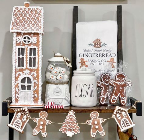 Gingerbread Tablescape, Painted Snowmen, Hutch Ideas, Christmas Dessert Table, Gingerbread Decor, Gingerbread Crafts, Gingerbread Christmas Decor, Christmas Hot Chocolate, Easy Christmas Decorations