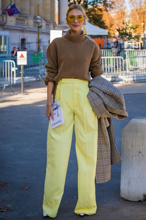 Yellow Turtleneck Outfit, Turtleneck Outfits, Yellow Turtleneck, Winter Sweaters Oversized, Tan Outfit, Oversized Sweater Outfit, Winter Sweater Outfits, Turtleneck Outfit, Oversize Pullover