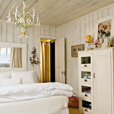 Knotty pine love Cabin Walls, Knotty Pine Walls, Beach Palace, Best Bedroom Designs, Cottage Decorating, White Bedroom Design, Sunroom Decorating, Lake Houses, Pine Walls