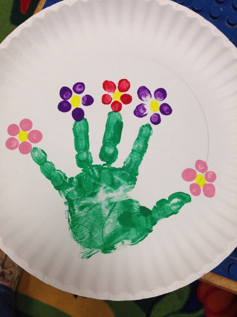 Handprint flowers--perfect craft for the first day of spring! First Day Of Spring Toddler Craft, First Day Of Spring Activities For Toddlers, Flower Crafts For Infants, First Day Of Spring Crafts Preschool, First Day Of Spring Craft, First Day Of Spring Activities Preschool, First Day Of Spring Crafts, First Day Of Spring Activities, Flower Crafts For Toddlers