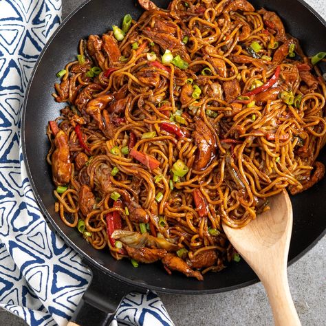 Hoisin Chicken with Noodles | Slimming Eats Recipes Chowmein Recipes, Chicken And Noddles, Saucy Ramen, Noddle Recipes, Chicken With Noodles, Noodles Chinese, Vegetable Bake, Hoisin Chicken, Fakeaway Recipes