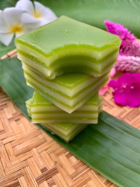 Khanom Chan Recipe (Authentic Thai Layer Cake) Khanom Chan, Pandan Dessert, Pandan Layer Cake, Tapioca Dessert, Thai Recipes Dessert, Nut Dessert, Grilled Bananas, Pandan Cake, Asian Cake