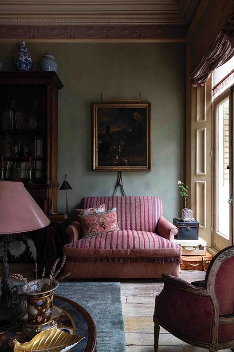 Raspberry Sofa, Lee Radziwill, Interior Design Per La Casa, Traditional Interior Design, Georgian Homes, Design Del Prodotto, Decoration Inspiration, Country House Decor, Traditional Interior