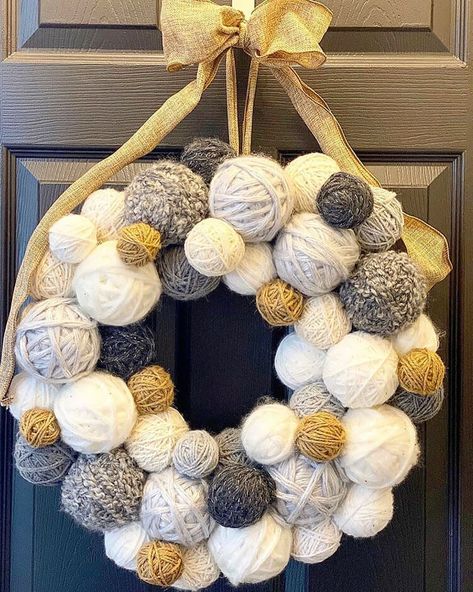 yarn ball wreath Yarn Ball Wreath Diy, Snowball Wreath, Yarn Ball Wreath, Ball Wreath, Winter Decorations Diy, Tags Diy, Yarn Wreath, Glam Room, Decoration Furniture