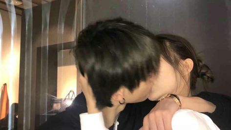 Ulzzang Couple Kiss, Asian Couple, Nct Johnny, Couple Selfies, Couples Vibe, Ulzzang Couple, Korean Couple, Kissing Couples, Cute Couple Selfies