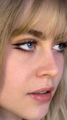 Makeup Looks With Eyeliner, 90s Messy Makeup, Eyeliner Blonde Hair, Makeup Eyeliner Ideas, Cool Eye Makeup Looks, Cute Eyeliner Ideas, Eye Makeup Liner, Easy Grunge Makeup, Downturned Eyeliner