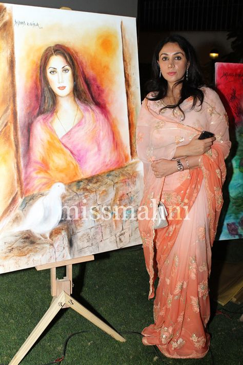 Princess Diya Kumari of Jaipur with her portrait Princess Diya Kumari Saree, Diya Kumari Princesses, Diya Kumari, Bollywood Sarees, Age Gracefully, Vidya Balan, Royal Look, Stylish Women Fashion, Ali Khan