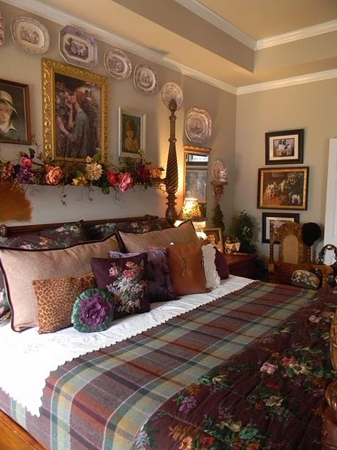 Love the plates above the bed! English Country Decor, English Decor, English Cottage Style, Purple Decor, Cottage Bedroom, Cottage Interiors, Lodge Decor, Country Bedroom, Traditional Bedroom