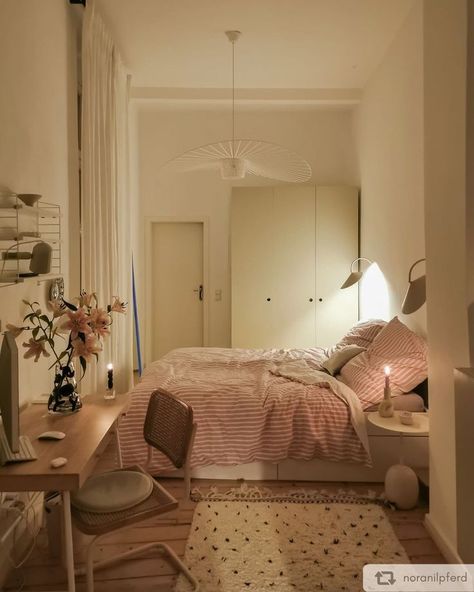 London Apartment Aesthetic Bedroom, Pink Soft Bedroom Aesthetic, Girly Scandinavian Bedroom, Pink Soft Room Aesthetic, London Room Ideas, Bedroom Aesthetic Cozy Pink, Pink Wall Bedroom Aesthetic, Room Ideas Aesthetic Cozy Vintage, Cosy Pink Bedroom