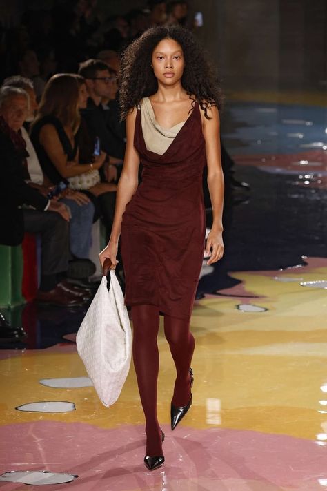 Bottega Veneta Runway, Runway 90s, Fashion Business, Business News, Favorite Dress, Primavera Estate, Business Fashion, Fashion Company, Fashion Sense